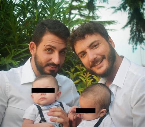 Milano incontro su omogenitorialità insegnante offende i due papà gay