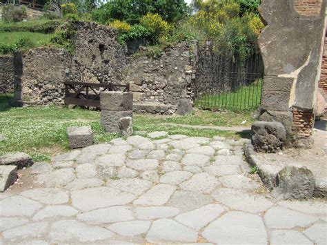 HGE15 Pompeii May 2006 Ramp Leading From Via Dei Sepolcri To Entrance