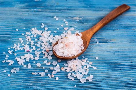 Морская и поваренная соль от псориаза: как использовать?