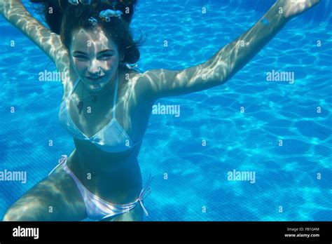 M Dchen Jahre Bikini Unterwasser Fotos Und Bildmaterial In Hoher Aufl Sung Alamy