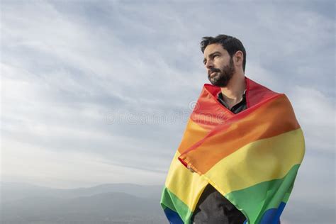 Homem Bonito Bandeira Gay No Fundo Do Céu Foto de Stock Imagem de diversidade imagem