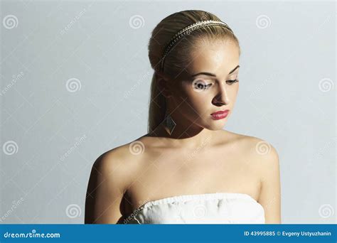 Droevige Bruid In Witte Kleding Mooie Blonde Vrouw Stock Afbeelding