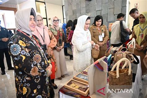 Ketua Pkk Makassar Promosikan Produk Umkm Kepada Ibu Negara Antara News