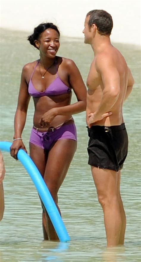 Naomi Campbell Showing Her Nice Tits And Posing Sexy In Bikini Porn