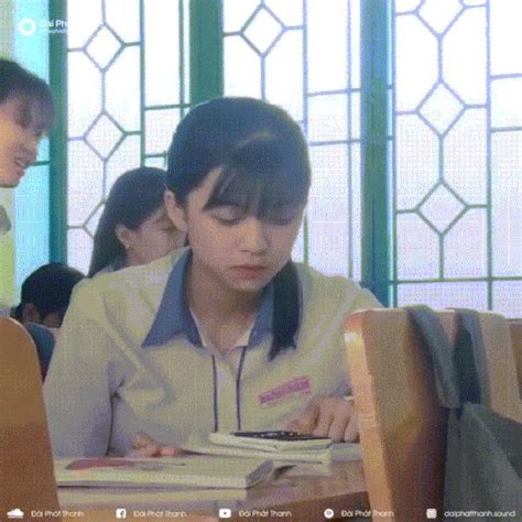 Nữ sinh trong clip quay lén đang siêu hot Cái máy tính bấm hoài không ra nên mình thổi thử coi