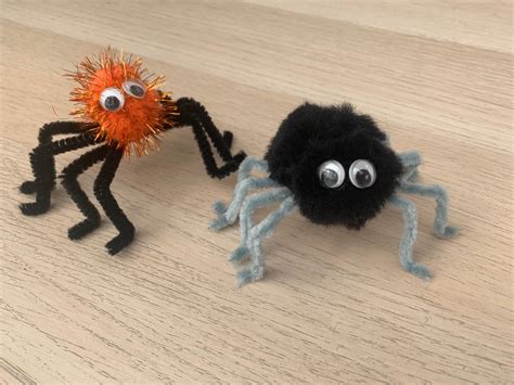 Pom Pom Spider | My Frugal Halloween