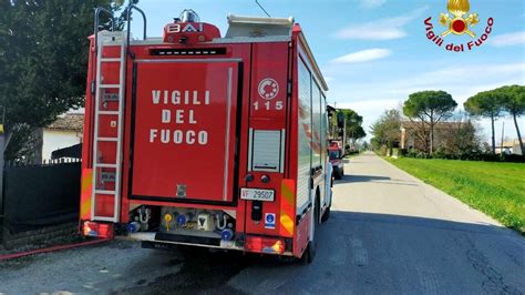 Brucia Un Capanno Agricolo I Vigili Del Fuoco Evitano L Attacco Delle