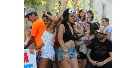 Loisirs La Parade Gay Cirkus Dans Les Rues D Avignon En Images