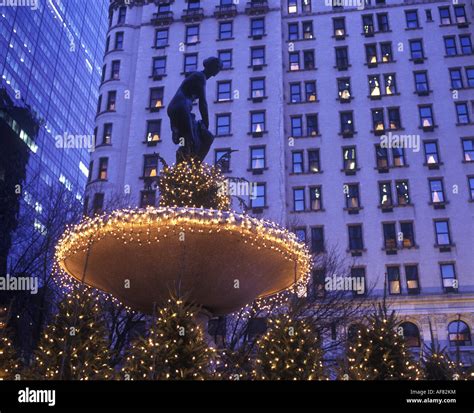 The Plaza Hotel New York City Christmas Stock Photos And The Plaza Hotel