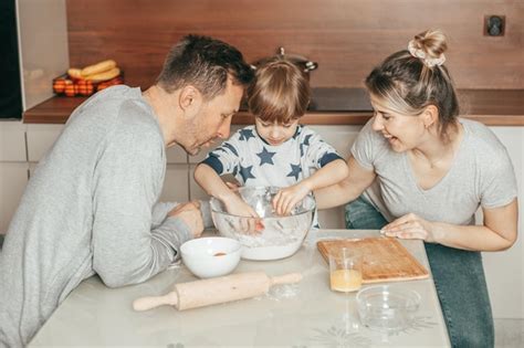 Mujer Joven Riendo Mientras Sus Hombres Padre E Hijo Cocinan Galletas