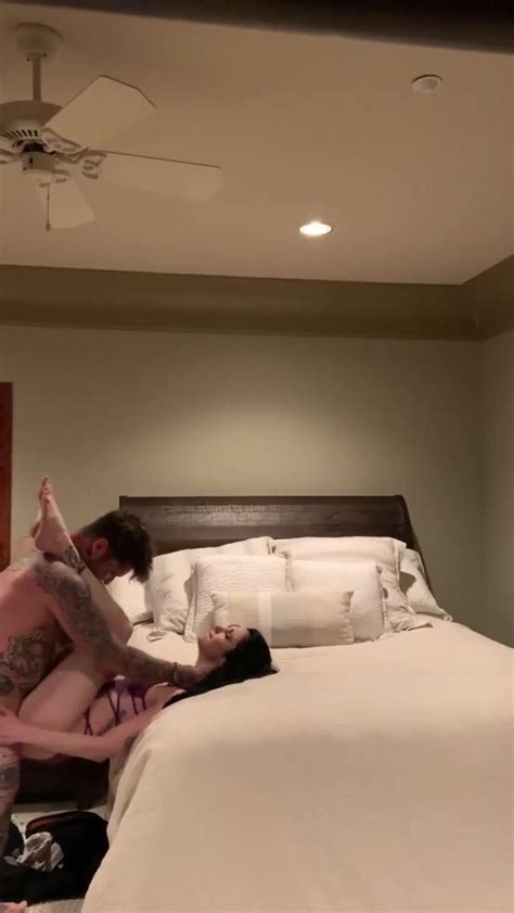 Un couple amateur plein de tatouages fait l amour à la maison