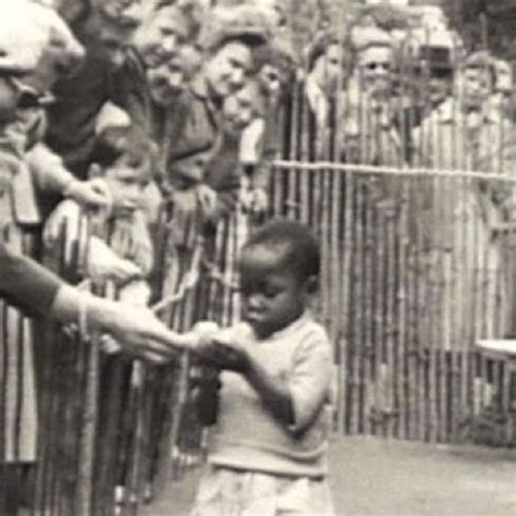 Suspendieron a una policía por sacarse fotos hot con el uniforme Infobae