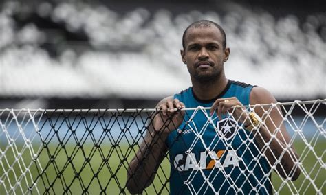 Airton assina contrato com o Fluminense nesta segunda-feira - Jornal O ...
