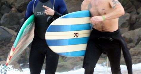 G Enquanto fãs curtem festival membros do Red Hot surfam no Rio notícias em Rock in Rio