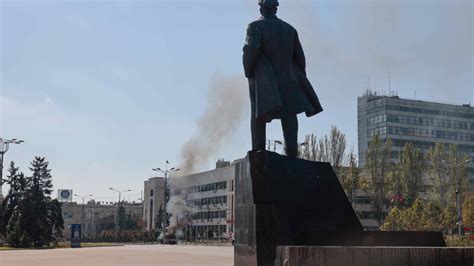 Moscow Forces Reinstate Lenin Statue In Ukrainian City The Moscow Times