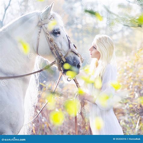 Nymphe Blonde Avec Le Cheval Blanc Photo Stock Image Du Fille Tony