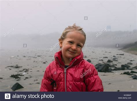 Petite Fille Plage Banque Dimage Et Photos Alamy