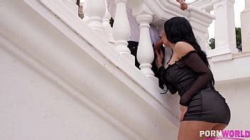 Alivio de chupar la polla por la tarde con la milf colombiana de culo curvilíneo Linda Black