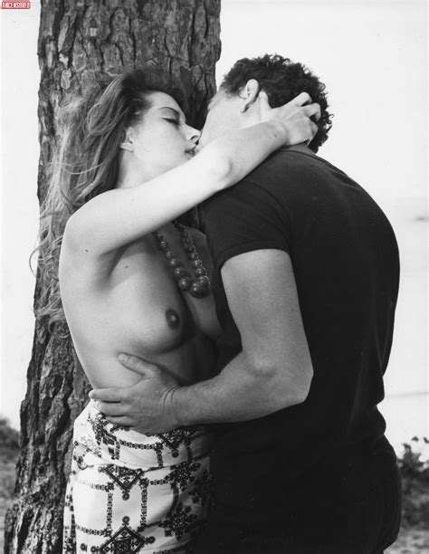 Naked Fabienne Dali in La Baie du désir