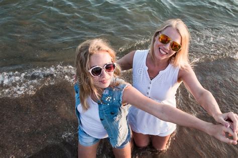 Zwei Blonde Mädchen Auf Dem Strand Nahe Meer Stockbild Bild von schönheit freude 109785881