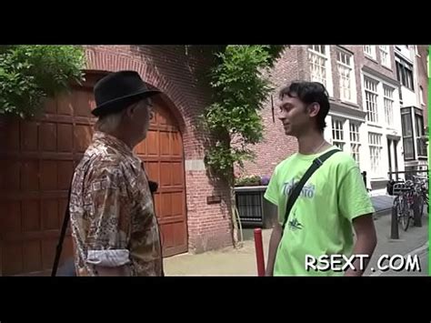 Bonita prostituta obtiene su fascinante coño calvo lamido y chupa XVIDEOS