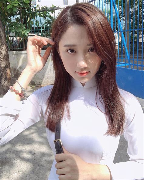 Đọ sắc trong tà áo dài trắng tinh khôi các hot girl Esports hoá nàng thơ trong sáng