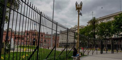 Buscan Autorizar Las Rejas En Plaza De Mayo Per