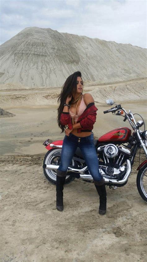 Ego Aline Riscado Encarna Motoqueira E Posa Sensual Modelo Em