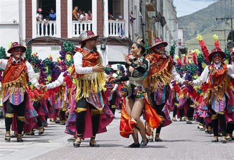 Baile, folclor y color en el Carnaval de Negros y Blancos | ZONA CERO