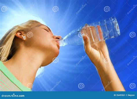 Eau Potable De Fille Image Stock Image Du Ferm Cheveu