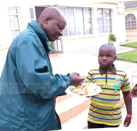 PRINCE RICHARD SSEMAKOOKIRO SERVING CAKE TO HIS FATHER BUGANDA'S KABAKA ...