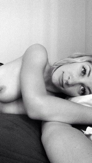 Nude Smiling Milf Porn Pic