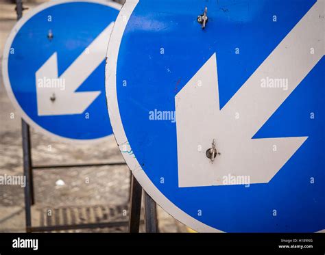 Dos Señales De Carretera Redonda Azul Indicando Que Las Líneas Que