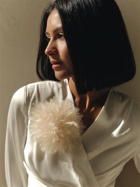 Брошь в виде цветка из гипюра :: LICHI - Online fashion store