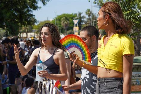 Desfile De Lesbianas Y Gays Lesbianas Caminando En El Desfile Del Orgullo Gay Foto De Archivo
