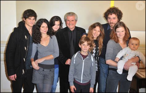 Photo Claude Lelouch Entoure Par Des Enfants Et Petits Enfants