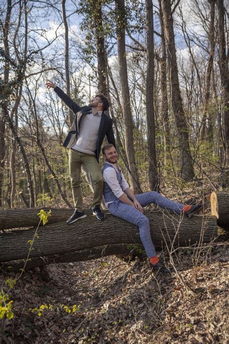 Dois Homens Casal Gay Sem Guarda Olhando Para A C Mera Posando Ao Ar Livre Na Floresta Foto
