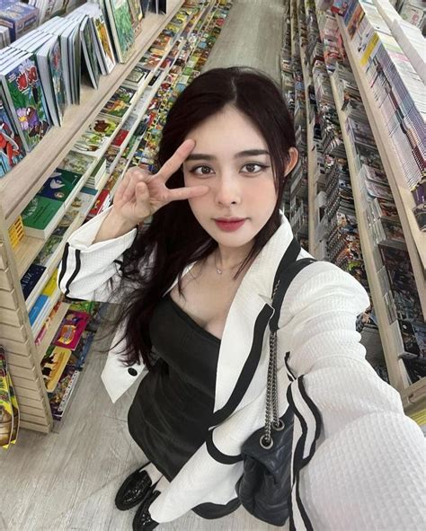 Bạn gái Vũ Văn Thanh đăng ảnh gợi cảm xứng danh mỹ nhân hot nhất làng WAGs Việt Tạp chí