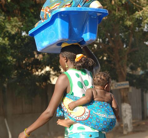 Angola Courageuses Et Dignes Les Vendeuses Ambulantes Des Rues De