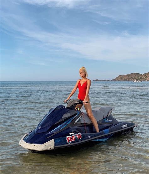 Đời du lịch của Quỳnh Anh Shyn chỉ 2 kiểu Không mặc bikini ngả ngớn thì cũng kín mít chạy lông