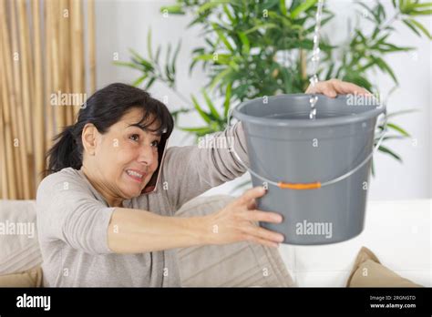 femme mature appelant au plombier pour problème de fuite d eau Photo Stock Alamy