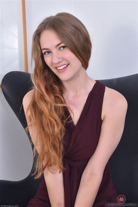 Pretty Amateur Samantha Hayes Lifts Her Dress Up And Spreads Her Love Holes CoedCherry