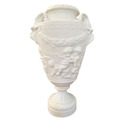 Vase balustre en biscuit de porcelaine d après Clodion Groupes