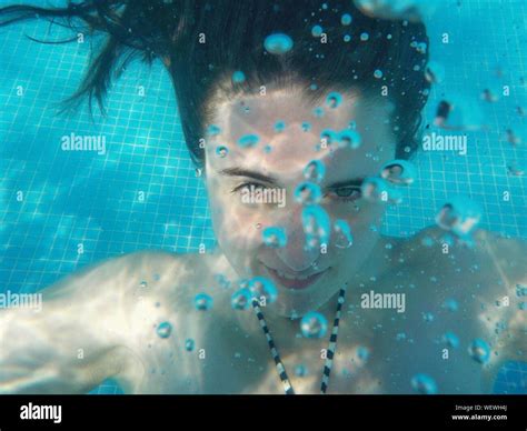 Frauen Im Bikini Underwater Stockfotos Und Bilder Kaufen Alamy