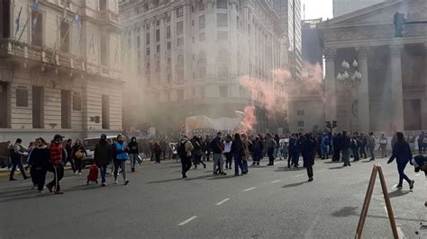 Piqueteros Marcharon A Plaza De Mayo Por Más Planes Sociales Crv Noticias