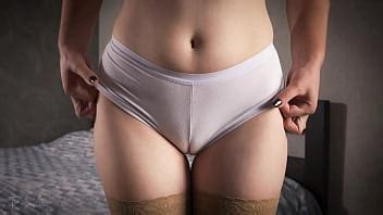 Milf En Medias Desnudas Se Burla Del Cameltoe De Panty Blanco Y La Brecha Del Muslo De Cerca