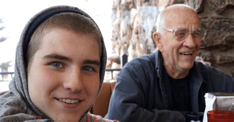 Madre Corre A Su Hijo De Su Casa Por Ser Gay Y Abuelo Lo Recibe Con La M S Emotiva Carta Foto