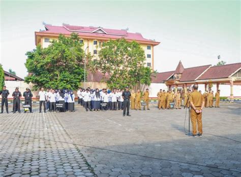 Apel Pagi Lingkungan Dari Sekretariat Dprd Kaltim Andrie Memberikan