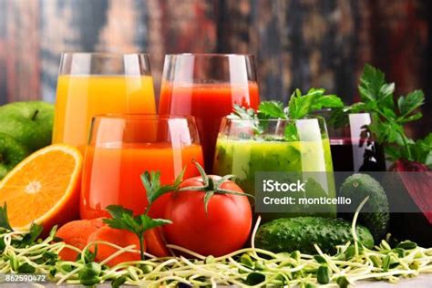gelas  jus sayuran  buah organik segar foto stok