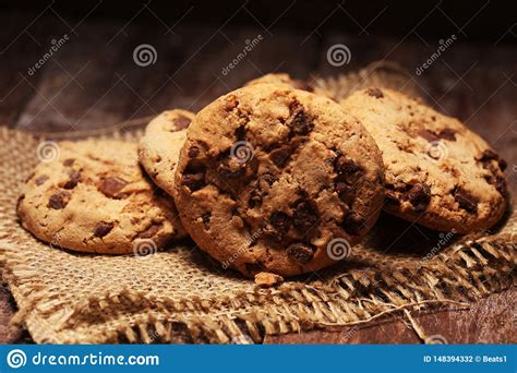 Cookies Do Chocolate Na Tabela De Madeira As Cookies Dos Peda Os De